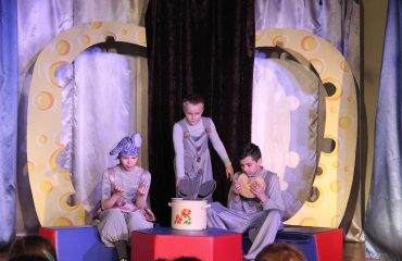 В конце апреля театр-студия «Поколение» представила для обучающихся начальной школы  «Премьер» спектакль «Все мыши любят сыр» 1