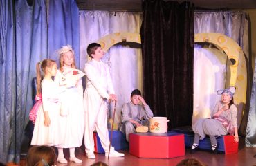 В конце апреля театр-студия «Поколение» представила для обучающихся начальной школы  «Премьер» спектакль «Все мыши любят сыр» 2