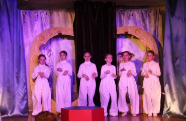 В конце апреля театр-студия «Поколение» представила для обучающихся начальной школы  «Премьер» спектакль «Все мыши любят сыр»