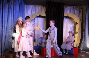 В конце апреля театр-студия «Поколение» представила для обучающихся начальной школы  «Премьер» спектакль «Все мыши любят сыр» 6