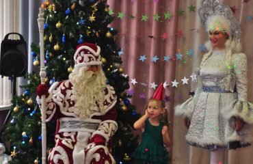 Дед Мороз и Снегурочка в детском саду школы 