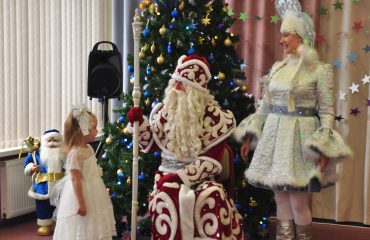 Дед Мороз и Снегурочка в детском саду школы 