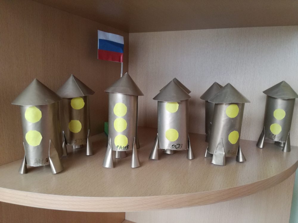 Воспитании детского сада "Премьер" сделали поделки "Мой космос"