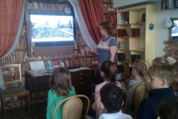 В какое время можно воспитать чуткого, внимательного читателя, любящего книгу?